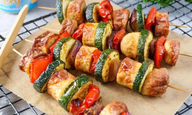 Bratwurst-Spieße mit Zucchini, Paprika und Zwiebeln – eine köstliche Resteverwertung vom Grill.