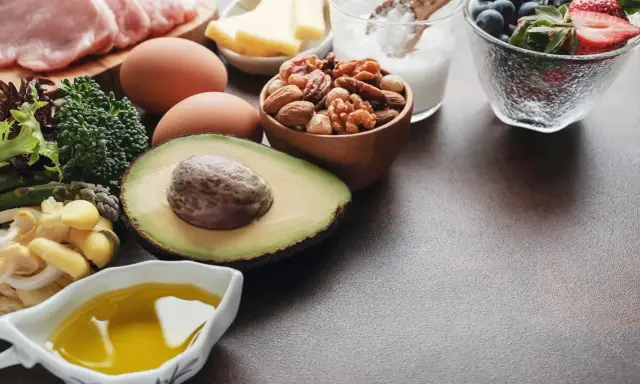 Fleisch, Eier, Avocado, Nüsse, Beeren und Gemüse – Zutaten für eine leckere low carb Mahlzeit.