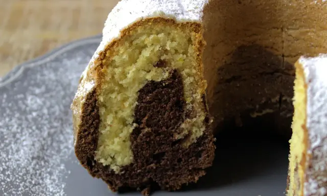 Saftiger Marmorkuchen mit Puderzucker bestäubt, perfekt für ein einfaches Marmorkuchen Rezept.