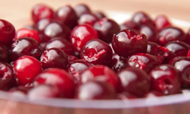 Ein Haufen glänzender, entkernter Kirschen, bereit für Kuchen oder Marmelade.