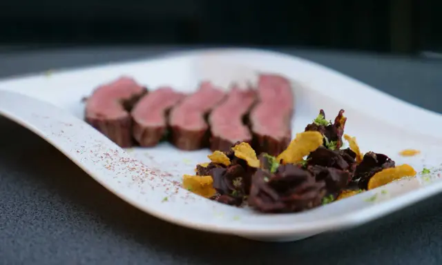 Saftiges Flank Steak, perfekt gegrillt, serviert mit einer ungewöhnlichen Schokoladen-Beilage. Ein spannendes Flank Steak Rezept!