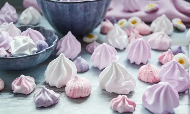 Zarte Baiser in Rosa- und Lilatönen, die Lust machen, sie selber zu machen. Ein süßer Traum!