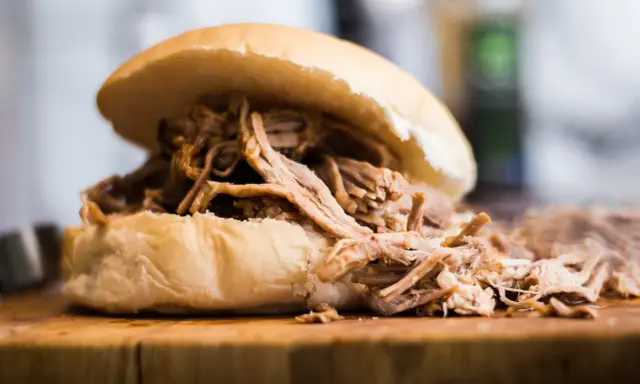 Saftiges Pulled Pork auf einem Brötchen, ein schnelles Rezept für Genießer.