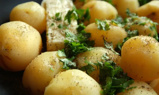 Gekochte Kartoffeln mit Petersilie und Pfeffer. Eine gesunde Beilage, die wenig Kalorien hat.