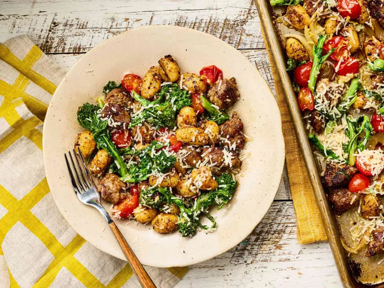 Leichte Sommergerichte: Gnocchi mit Brokkoli, Kirschtomaten und Wurst, bestreut mit Parmesan. Ein k&ouml;stliches Gericht vom Blech.