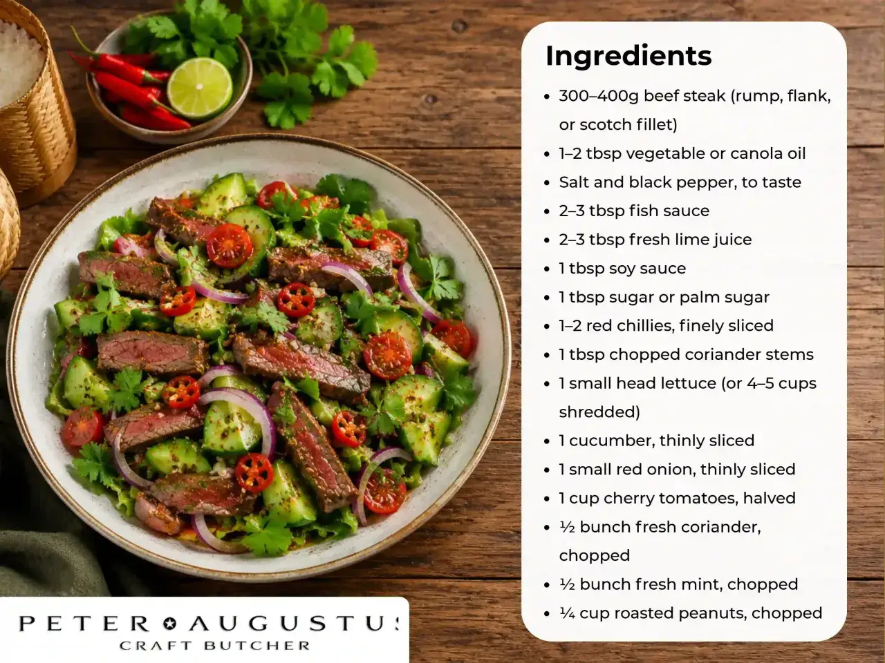 Frischer Salat mit zarten Rinderstreifen, Gurken, Tomaten und roten Zwiebeln, garniert mit Koriander.