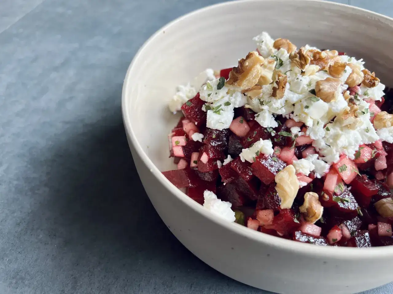 Sch&uuml;ssel mit Rote Bete Salat, garniert mit zerbr&ouml;seltem Feta und Waln&uuml;ssen. Ein leichter und gesunder Genuss.