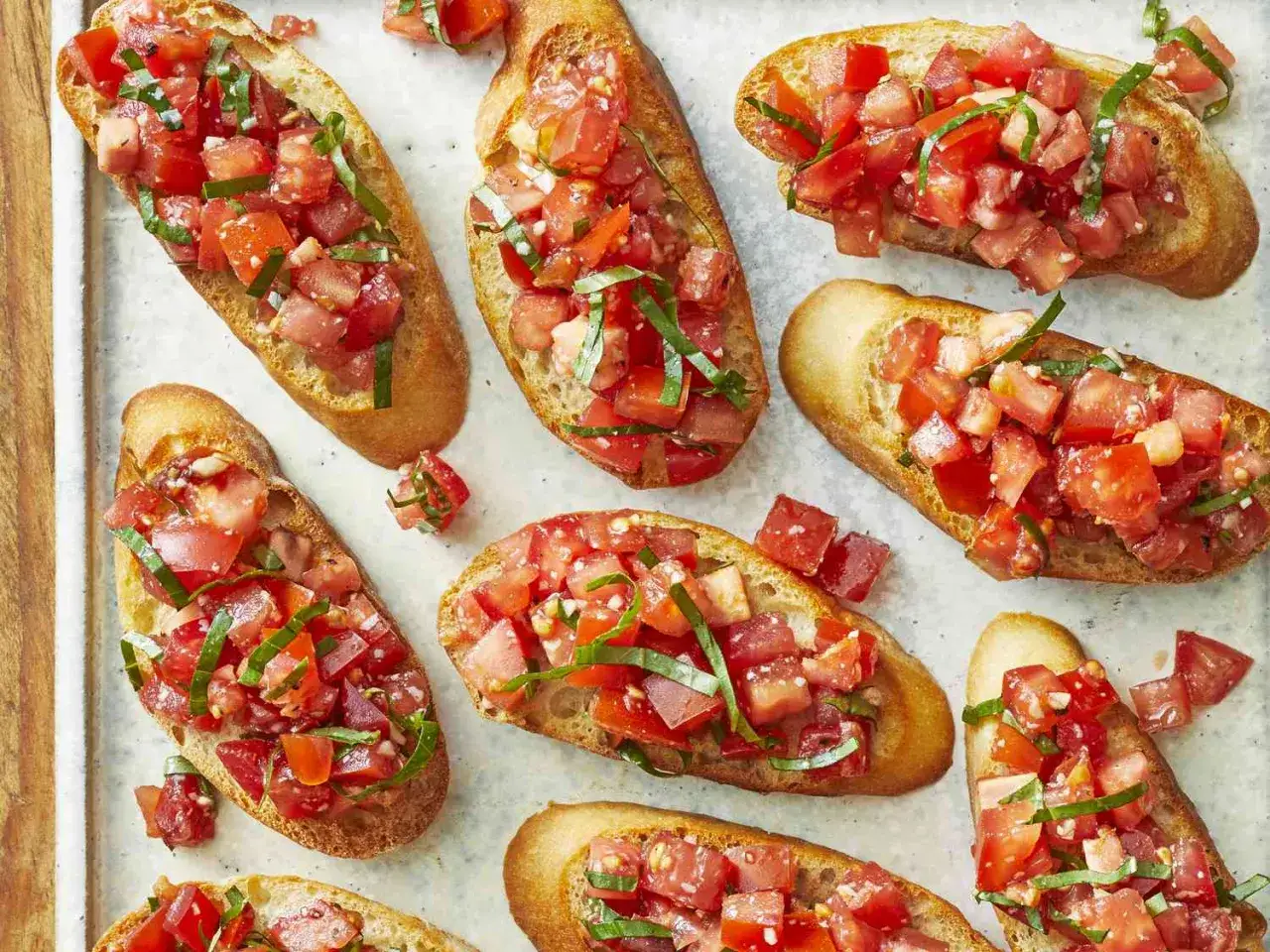 Köstliches rezept bruschetta original italienisch: geröstetes Brot mit frischen Tomaten, Knoblauch und Basilikum. Ein Klassiker!