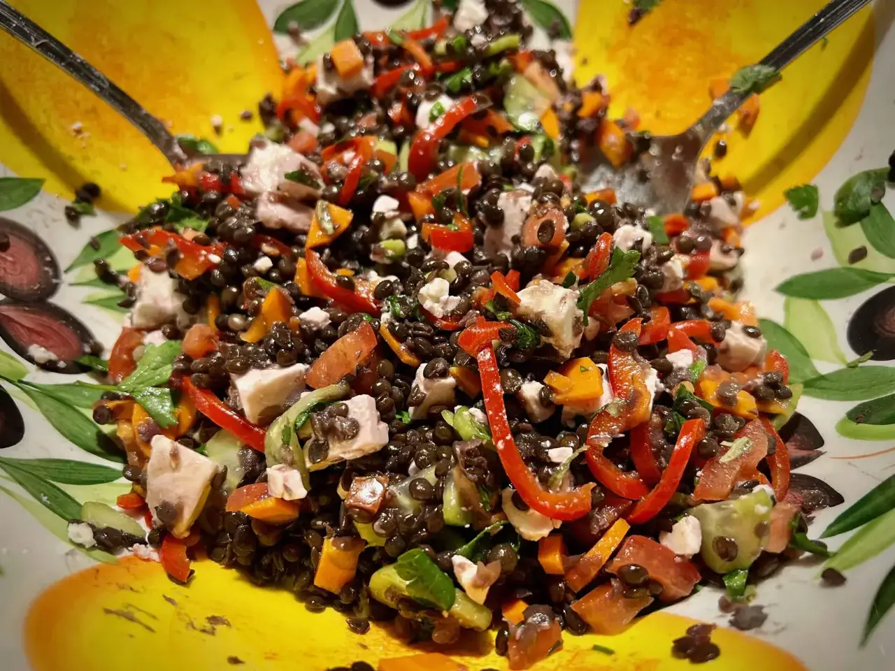 Bunter Linsensalat mit Feta, Paprika und Kr&auml;utern. Ein k&ouml;stliches Rezept f&uuml;r einen herzhaften Linsensalat.
