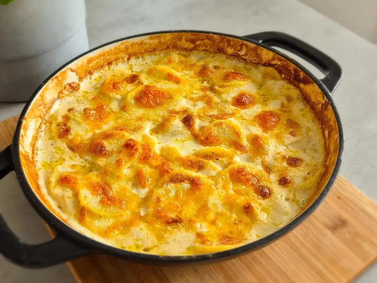 Ein goldbraunes Kartoffelgratin, perfekt f&uuml;r ein gem&uuml;tliches Abendessen. Dieses Kartoffelgratin Rezept ist ein Klassiker.