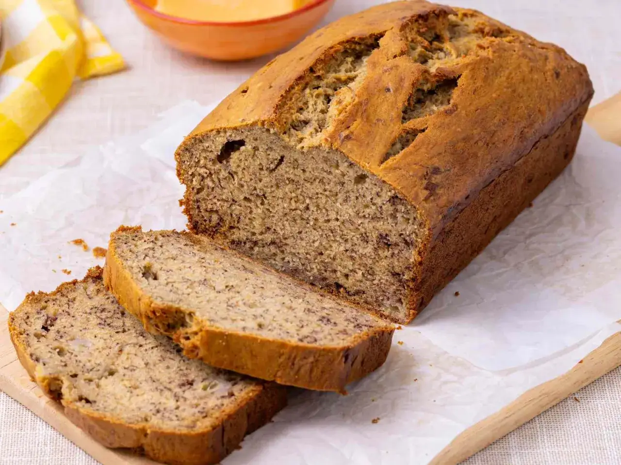 Ein saftiges Bananenbrot mit vielen Bananen, frisch angeschnitten und bereit zum Genießen.