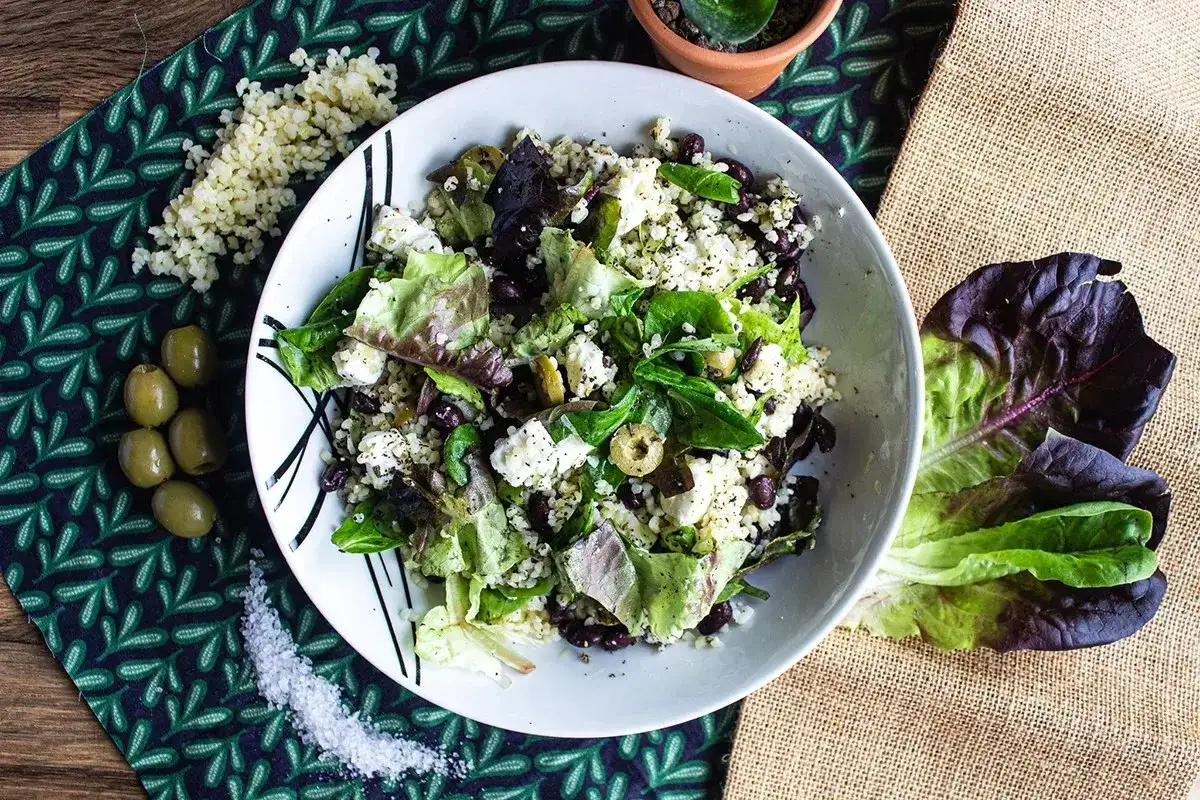 Frischer bulgursalat mit feta, Oliven und knackigem Salat. Ein leichter Genuss f&uuml;r warme Tage.
