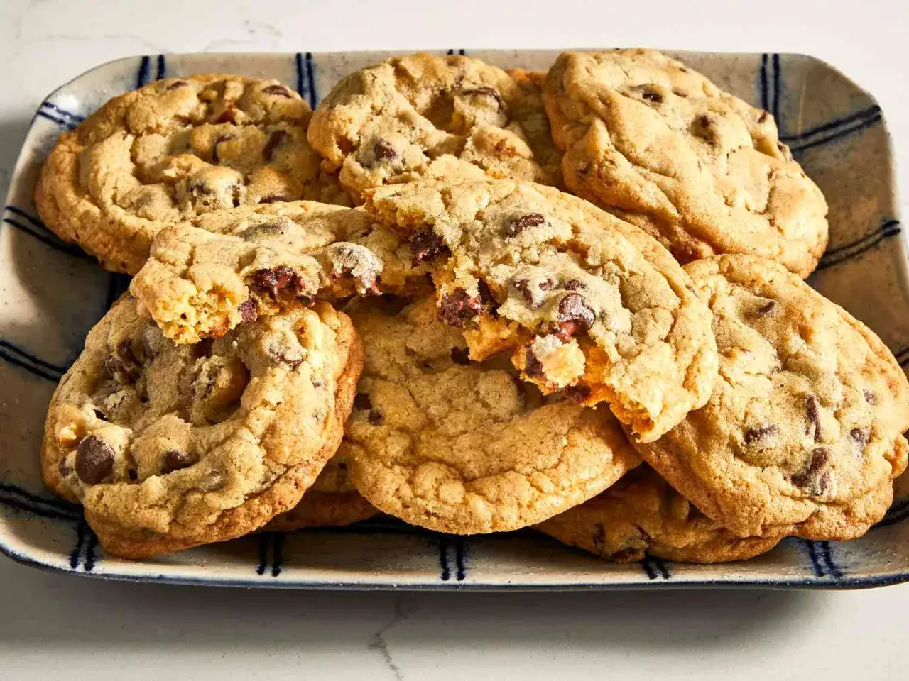 Ein Teller voller k&ouml;stlicher Schoko Cookies, perfekt f&uuml;r ein einfaches schoko cookies rezept.