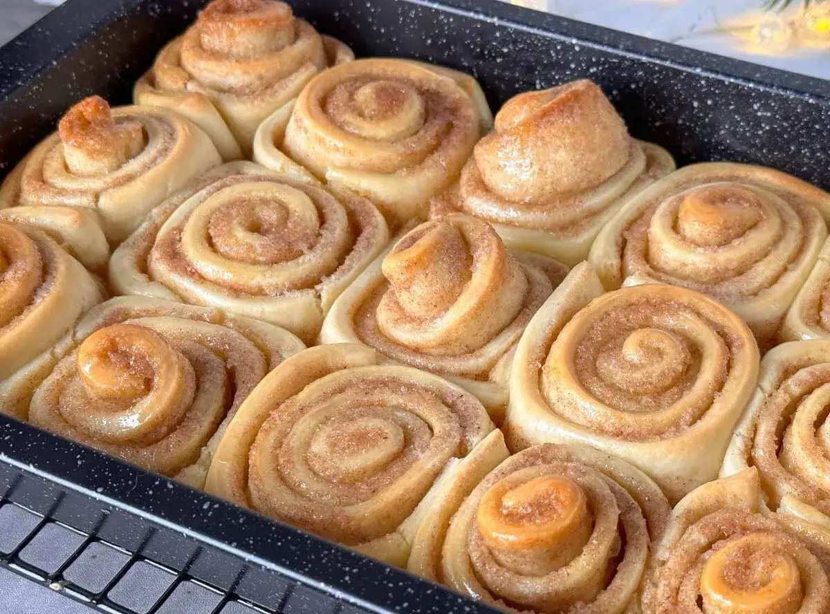 Frisch gebackene Zimtschnecken im Blech, bereit f&uuml;r das Zimtschnecken Rezept. Goldbraun und duftend, ein Genuss!