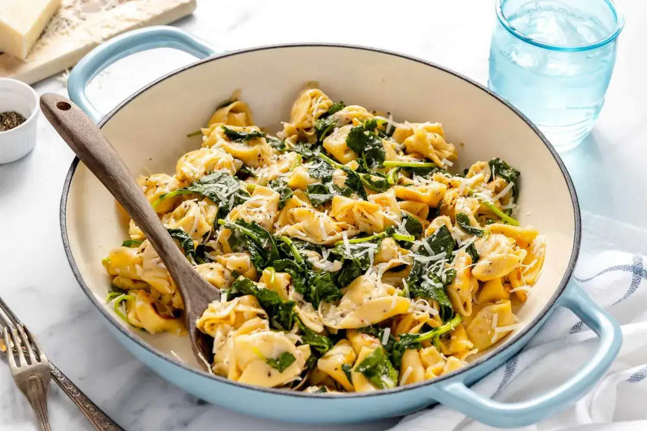 Tortelloni mit Spinat und Parmesan. Das sieht nach einem leckeren Abendessen aus! Was esse ich heute abend? Genau das!