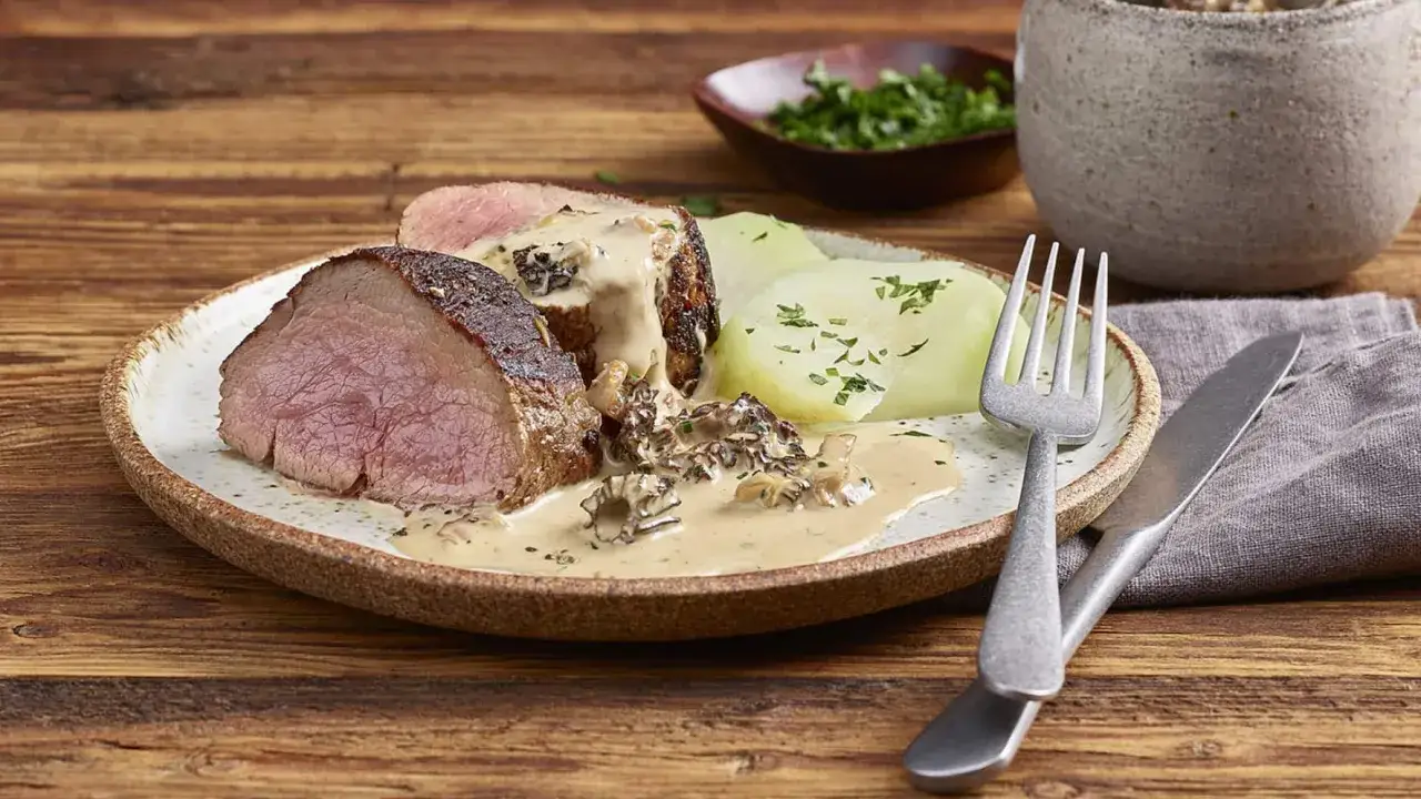 Zartes Kalbsfilet mit Morchelrahm, serviert mit Kartoffeln. Ein exquisites Kalbsfilet rezept sternekoch, das auf der Zunge zergeht.