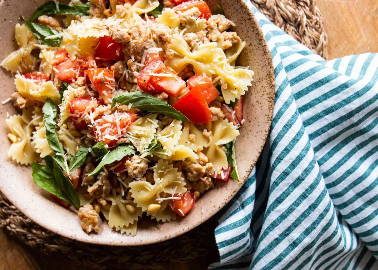 Bester Pasta-Salat ohne Mayonnaise: Farfalle mit Tomaten, Hackfleisch, Basilikum und Parmesan. Ein leichter Genuss!