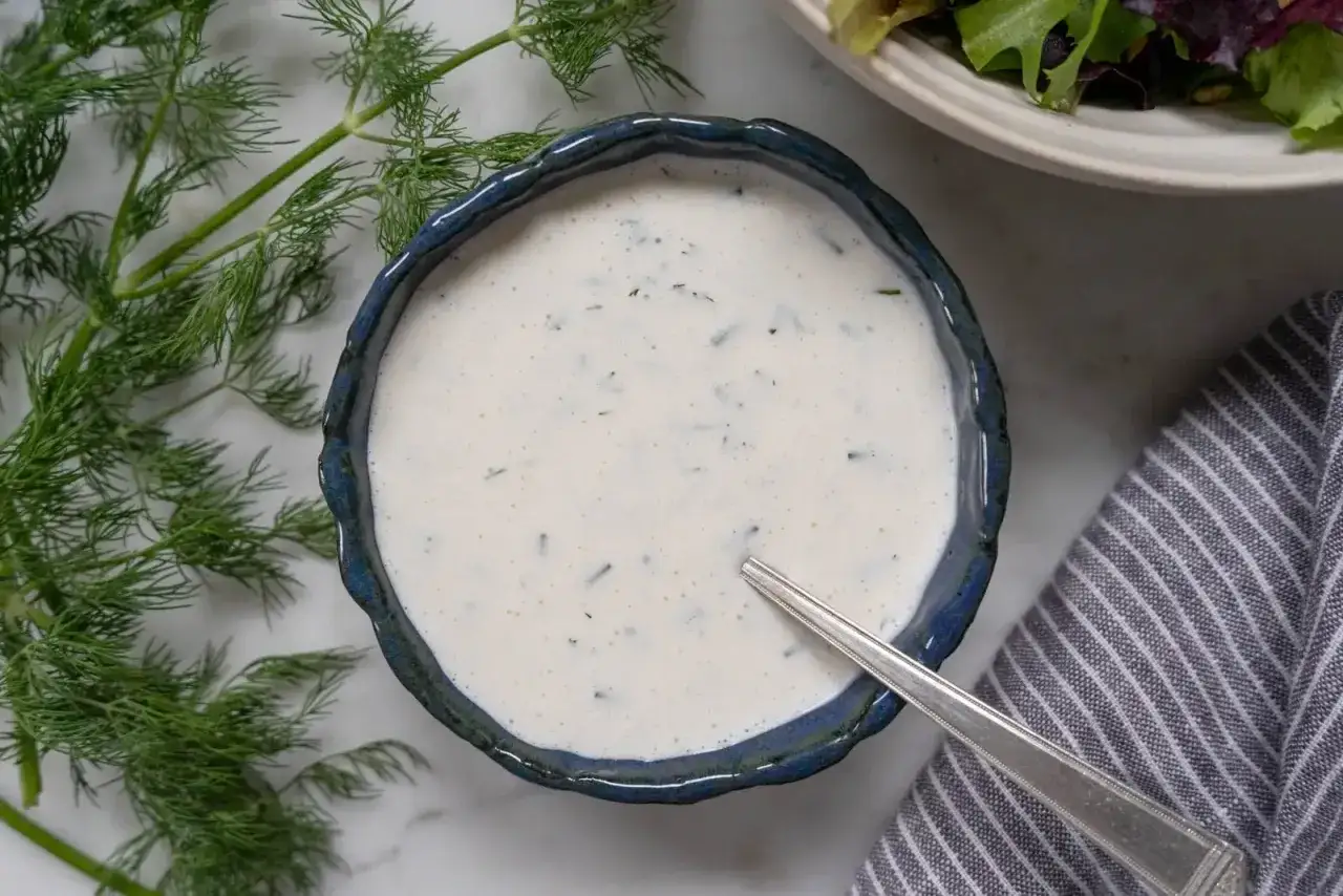 Cremige Schüssel mit Ranch Dressing, garniert mit Dillzweigen. Perfekt für Salate.
