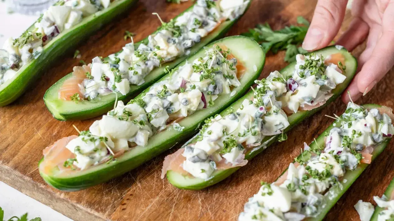 Gurkenschiffchen gef&uuml;llt mit cremigem Eiersalat-Rezept, Lachs und Kresse. Ein leichtes und erfrischendes Gericht.