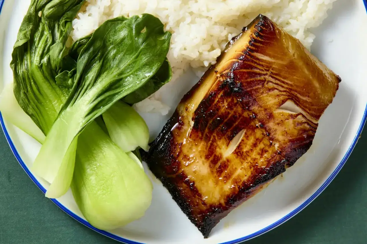 Ein glasiertes St&uuml;ck schwarzer Heilbutt, serviert mit Reis und Bok Choy. Ein gesundes und k&ouml;stliches Gericht.