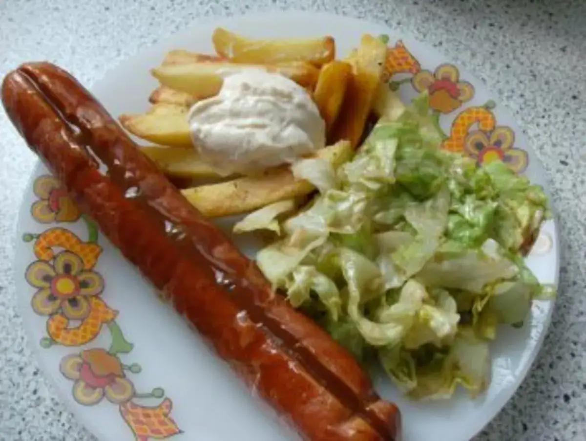 Gegrillte Bratwurst mit Pommes, Salat und Mayo &ndash; eine leckere Resteverwertung f&uuml;r den Hunger zwischendurch.