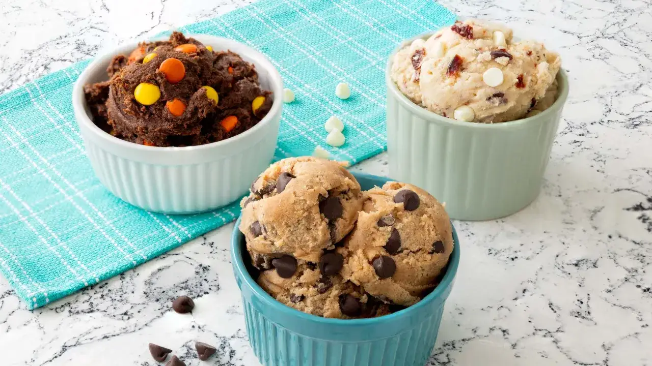 Drei Schalen mit leckerem Cookie Dough Rezept: Schoko-Erdnussbutter, klassische Chocolate Chip und weiße Schokolade mit Cranberry.