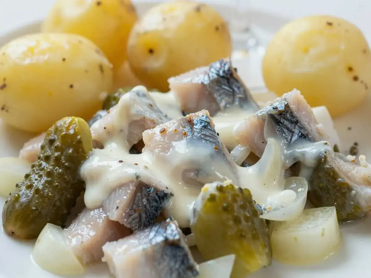 Hausfrauenart Heringssalat, ein leckeres Omas Rezept mit Pellkartoffeln und Gew&uuml;rzgurken.