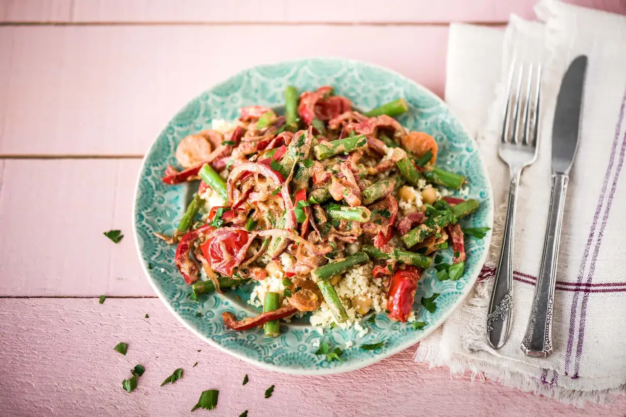 Ein köstliches Couscous-Gericht mit viel Gemüse, inspiriert von einem marokkanischen Rezept. Perfekt für ein leichtes Mittagessen.