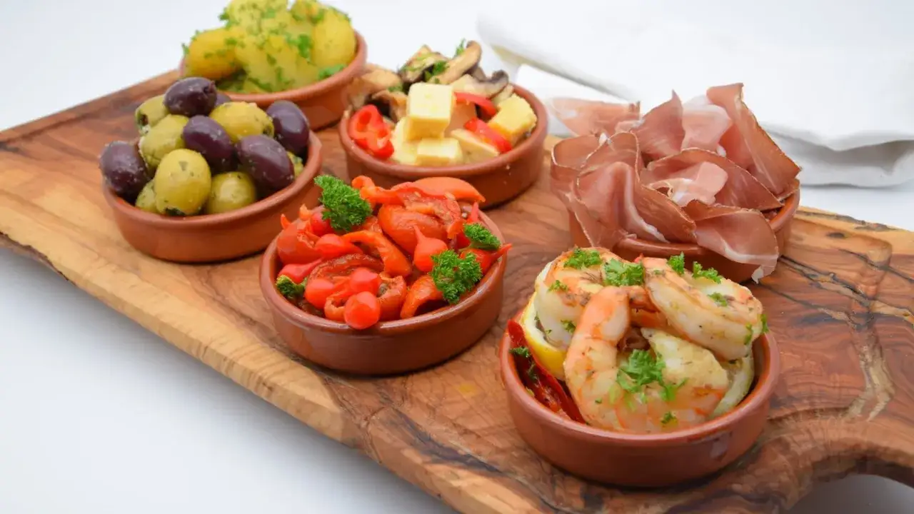 Kleine Schalen mit Oliven, Garnelen, Schinken und Paprika &ndash; perfekte Tapas-Rezepte f&uuml;r einen Abend mit Freunden.