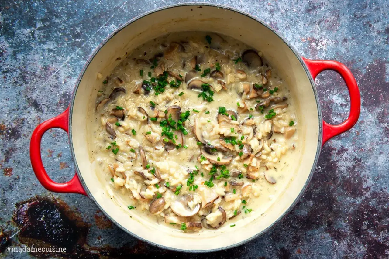 Cremiges Pilzrisotto, perfekt f&uuml;r ein gem&uuml;tliches Abendessen. Dieses Risotto-Rezept ist einfach und k&ouml;stlich.
