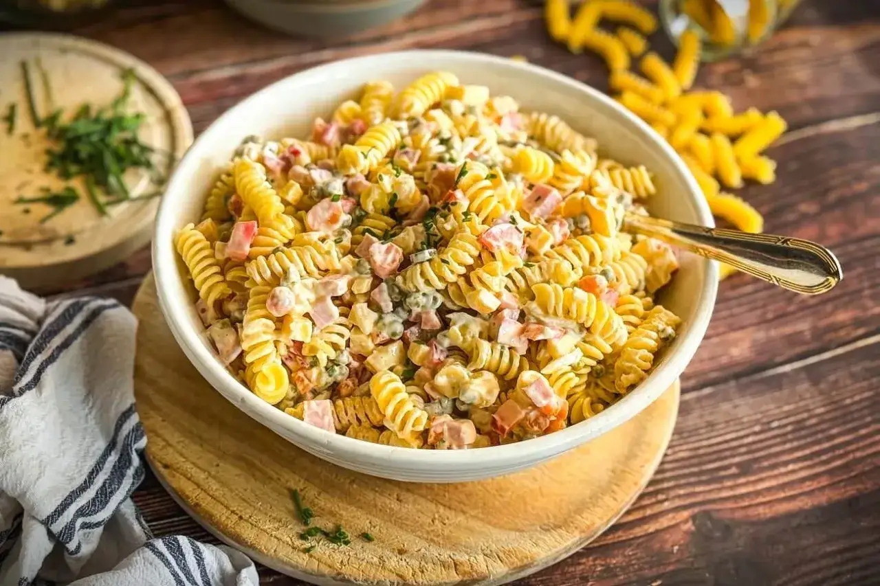 Cremiger Nudelsalat mit Schinken und Erbsen, ein leckeres Rezept für jede Gelegenheit.