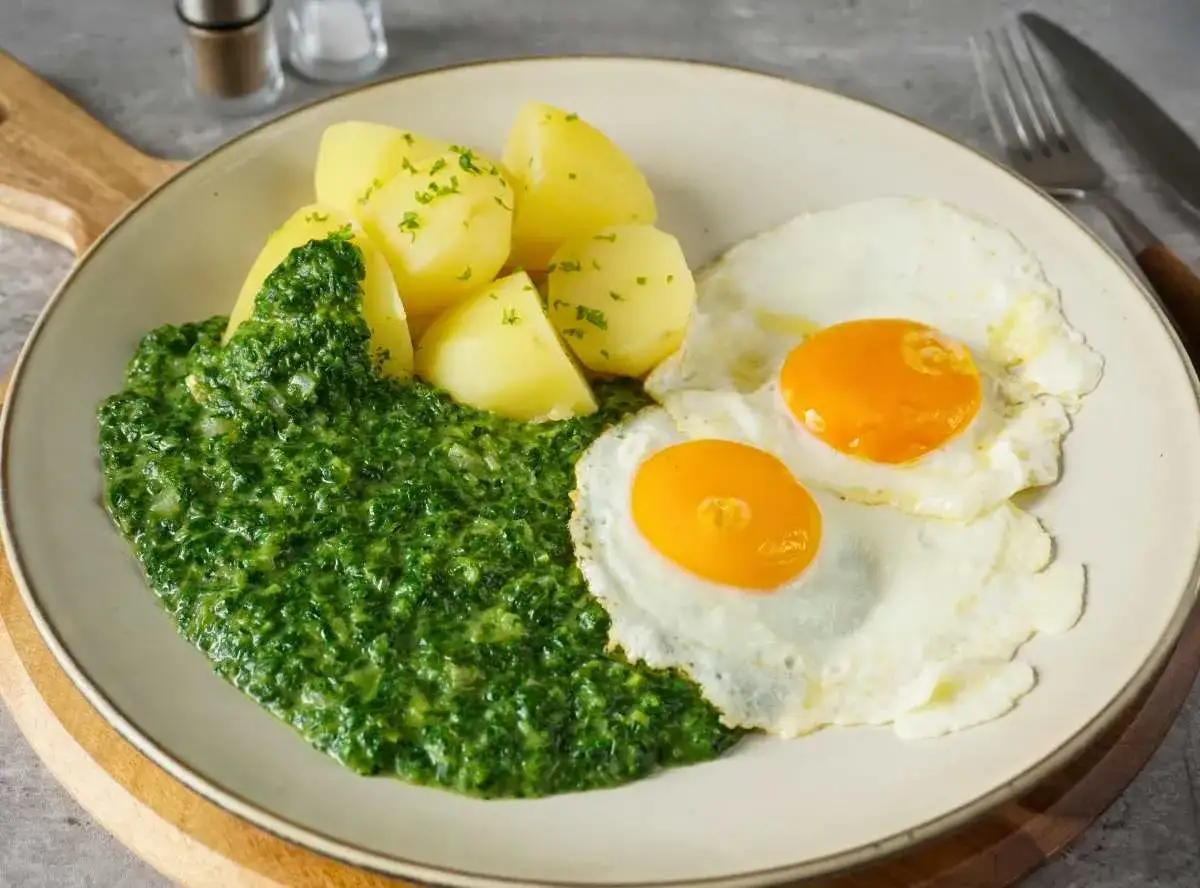 Klassisches Spinat-Rezept: Cremiger Spinat mit Salzkartoffeln und zwei Spiegeleiern. Ein einfaches, aber k&ouml;stliches Gericht.