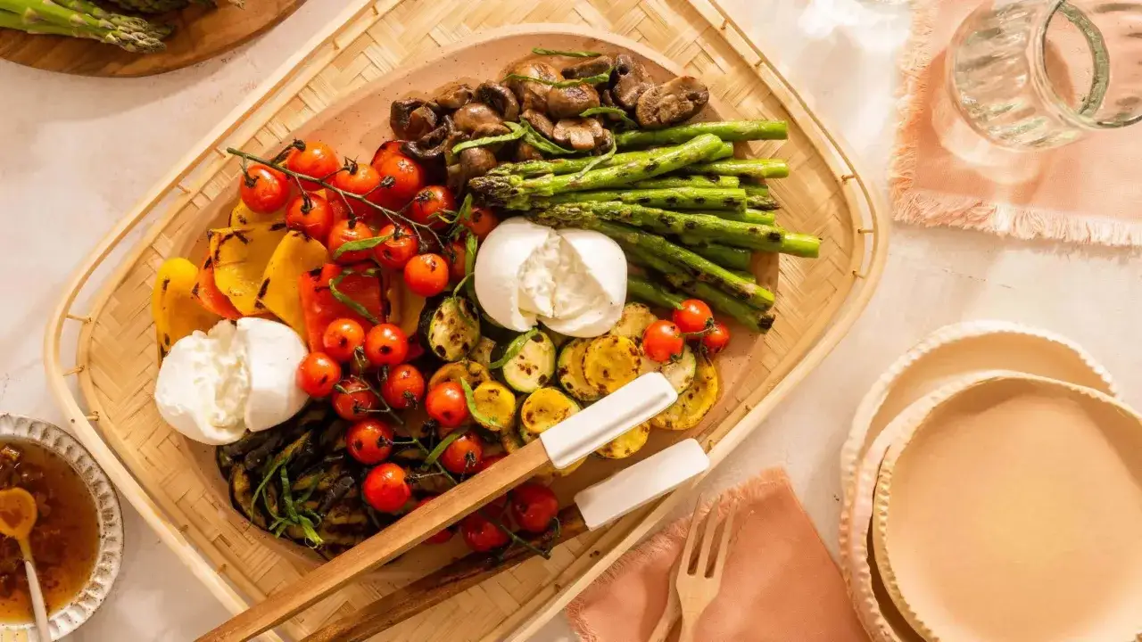 Ein bunter Teller mit gegrilltem Gem&uuml;se, Burrata und Kirschtomaten &ndash; perfekt f&uuml;r low carb grillen.