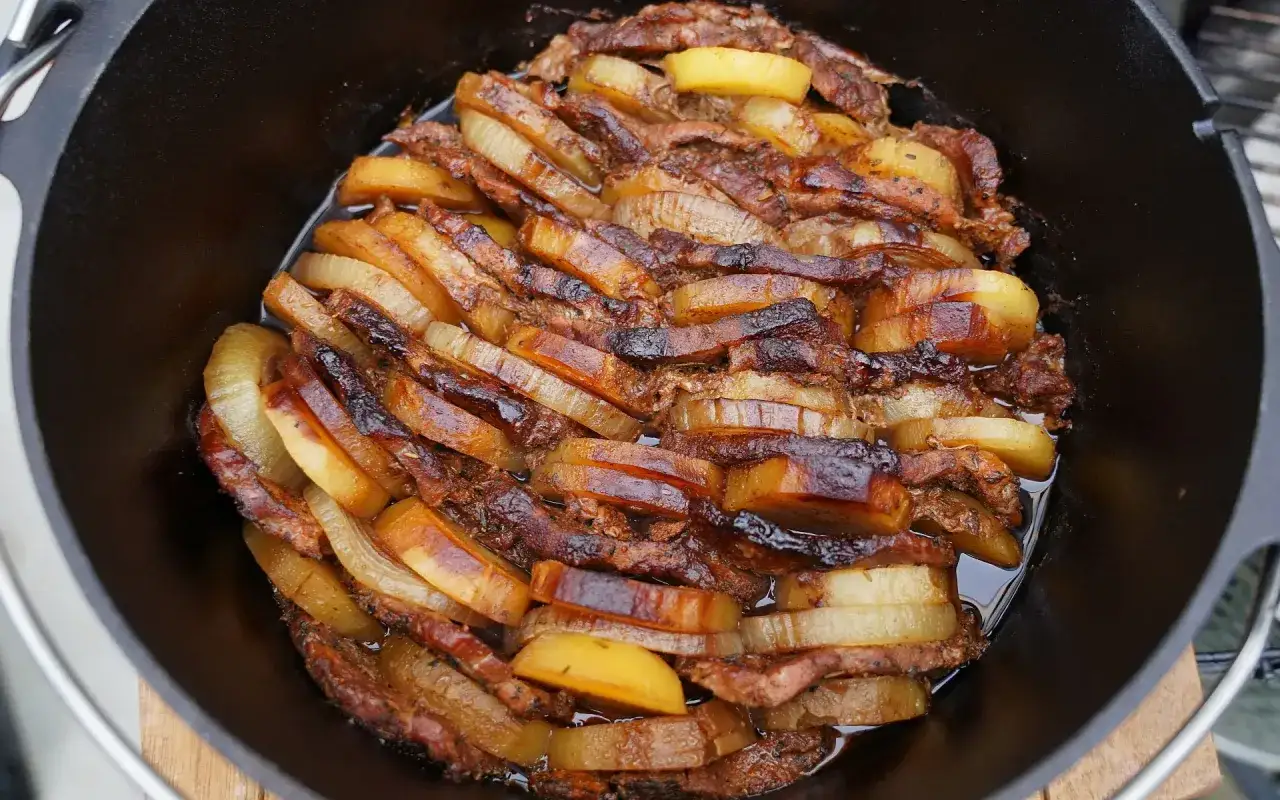 Herzhaft geschichtete Kartoffeln und Fleisch im Dutch Oven, goldbraun und saftig. Ein Festmahl f&uuml;r echte Genie&szlig;er!