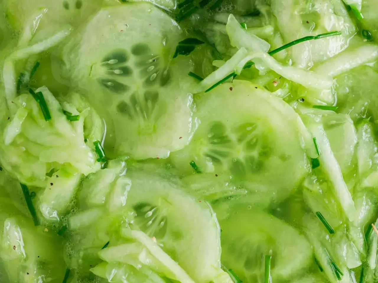 Omas Gurkensalat mit Essig, frisch und knackig, mit feinen Kr&auml;utern und einer leichten Vinaigrette. Ein Klassiker, der immer schmeckt.