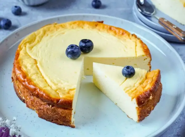 Ein cremiger Kuchen ohne Zucker, garniert mit frischen Blaubeeren. Ein Genuss für alle, die auf Süße verzichten möchten.