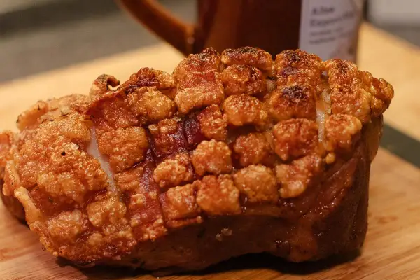 Knuspriger Schweinebraten mit Salzwasser-Kruste, bereit zum Genuss.