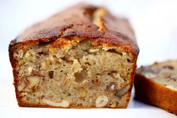 Saftiges Bananenbrot mit vielen Bananen und Nüssen, frisch gebacken und bereit zum Genießen.